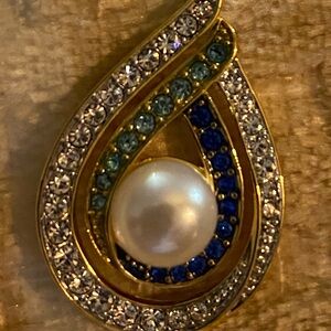 The Danbury Mint Gold tone and Blue Teardrop Necklace with center pearl